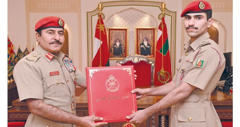 قائد الجيش السلطاني يسلم شهادة البراءة السلطانية لعدد من الضباط