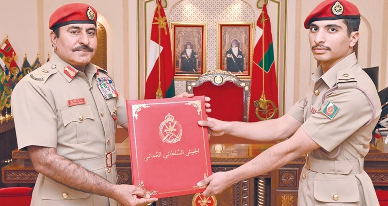 قائد الجيش السلطاني يسلم شهادة البراءة السلطانية لعدد من الضباط