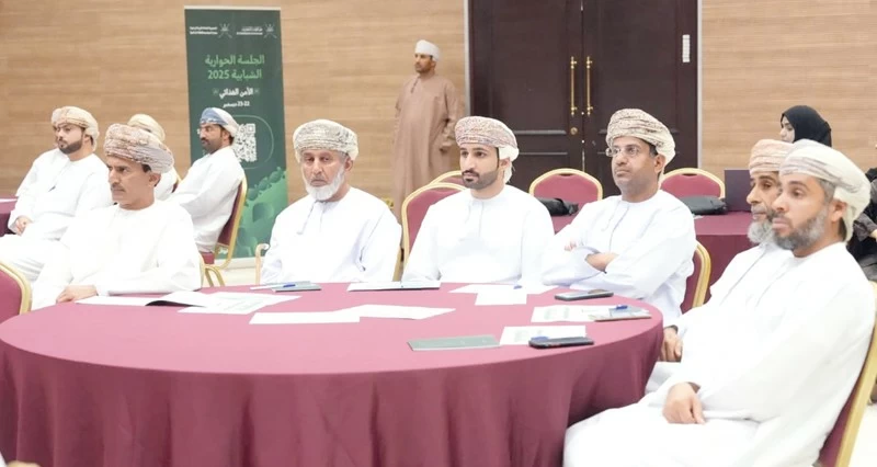 عيادات الجلسة الحوارية الشبابية بالداخلية تناقش تعزيز كفاءة إدارة الموارد الزراعية والمائية