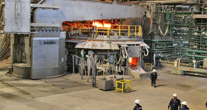 جندال صحار للحديد تصهر أكثر من 235 طنا من الفولاذ السائل