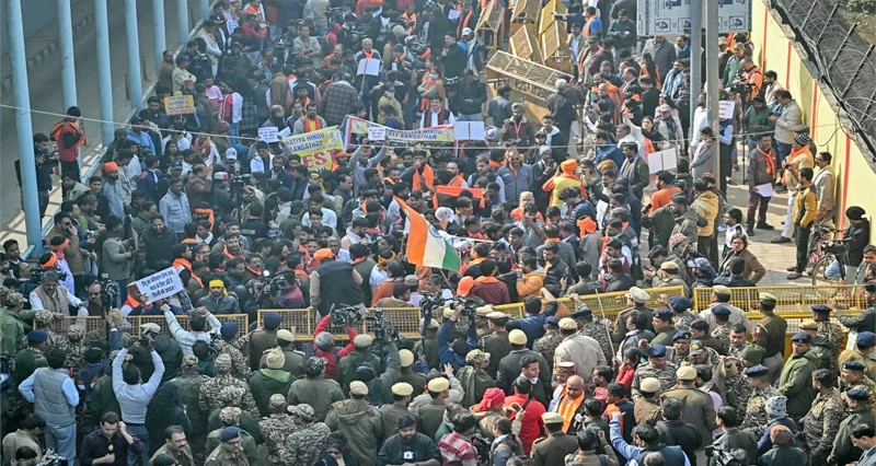 أفراد الأمن يقفون أمام مسيرة احتجاجية قرب المفوضية العليا لبنجلاديش في نيودلهي