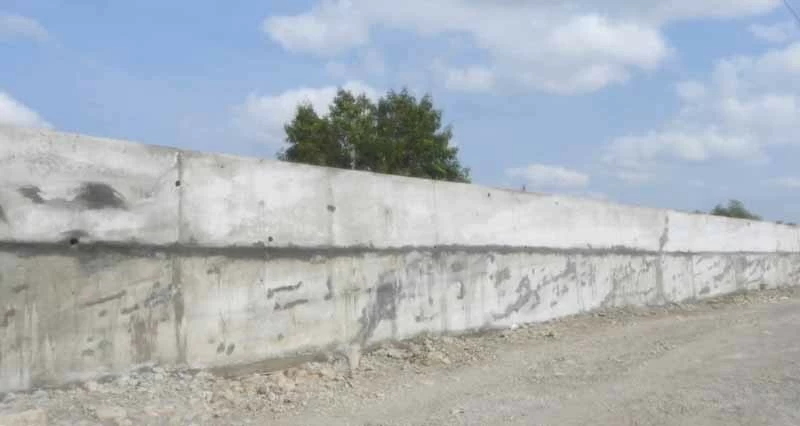 رصف أجزاء من مشروع حائط الحماية ضد مخاطر الفيضانات فـي ينقل