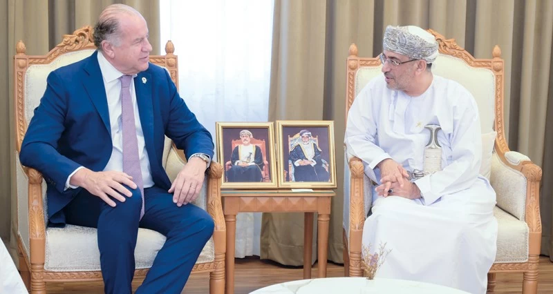 نائب رئيس اللجنة الأولمبية العمانية يستقبل رئيس الاتحاد الدولي للرماية