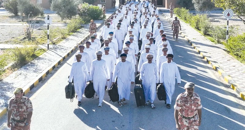 الجيش السلطاني يستقبل دفعتين من الضباط المرشحين