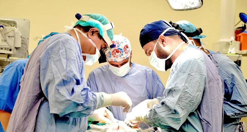 فـي أول توثيق بالشرق الأوسط .. استئصال تمدد فـي الشريان الطِّحالي بتقنية جراحة المنظار بمستشفى خولة