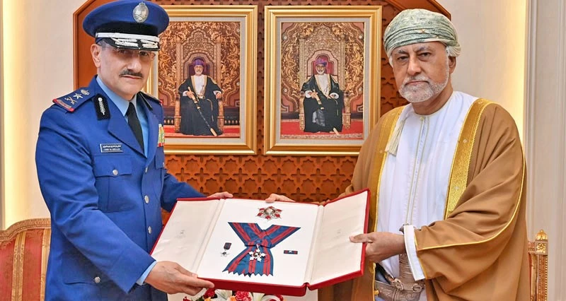 جلالة السلطان ينعم بوسام عمان العسكري على قائد القوات الجوية السعودية