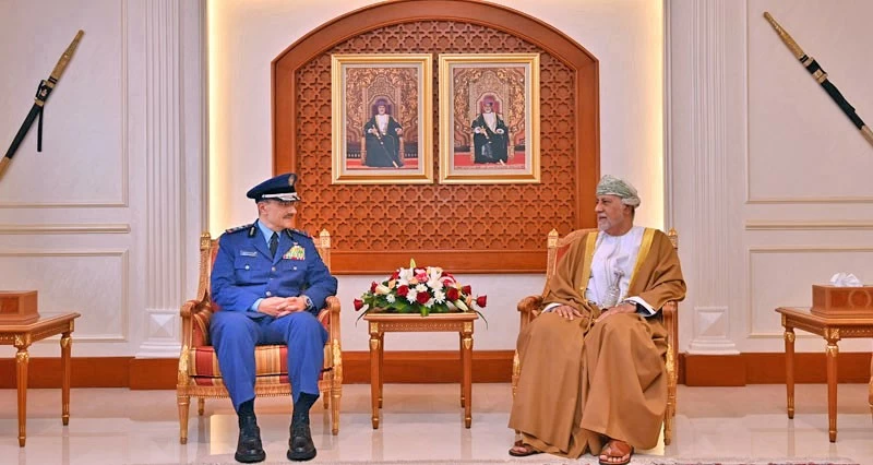 جلالة السلطان ينعم بوسام عمان العسكري على قائد القوات الجوية السعودية