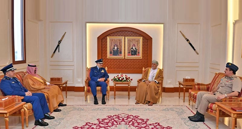 جلالة السلطان ينعم بوسام عمان العسكري على قائد القوات الجوية السعودية