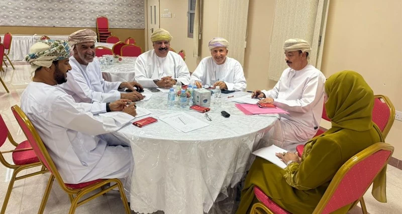 مناقشة الخطة المالية لمجلس أولياء الأمور فـي المصنعة