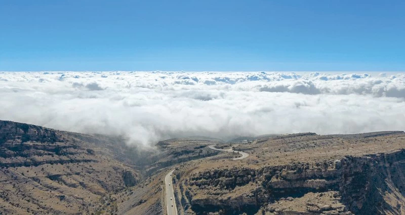 لقطة مميزة للضباب الكثيف يعانق جبال ولاية الجبل الأخضر بمحافظة الداخلية