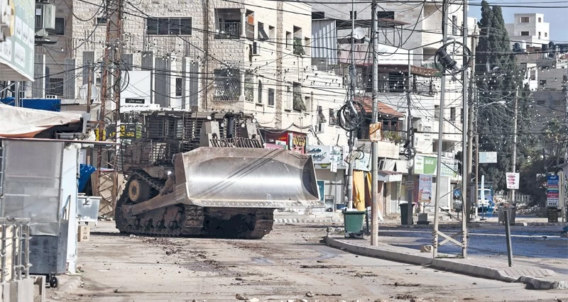 قصف مدفعي وجوي فـي عدة مناطق بغزة والرياح والأمطار تقتلع خيام النازحين