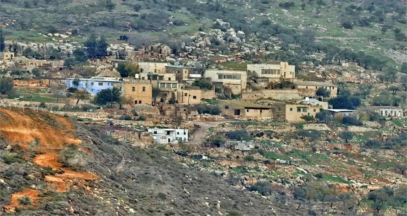 القصف الإسرائيلي وتعمق المنخفض الجوي يزيد معاناة النازحين بغزة