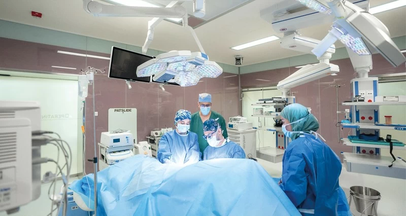 تشغيل التوسعة الجديدة لغرف العمليات بمستشفى جامعة السلطان قابوس