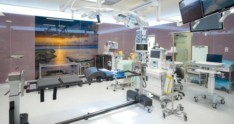 تشغيل التوسعة الجديدة لغرف العمليات بمستشفى جامعة السلطان قابوس