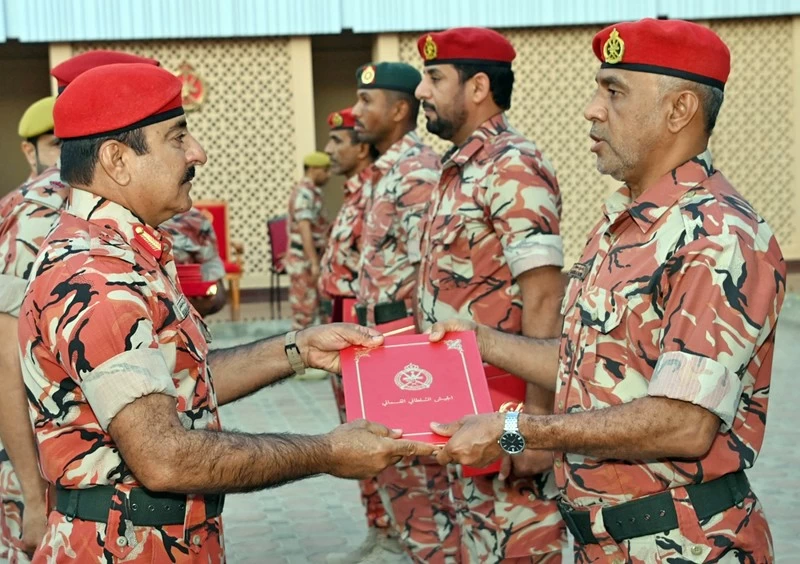 قائد الجيش السلطاني العُماني يُكرّم فريق المسير بالعصا المشارك بالبحرين