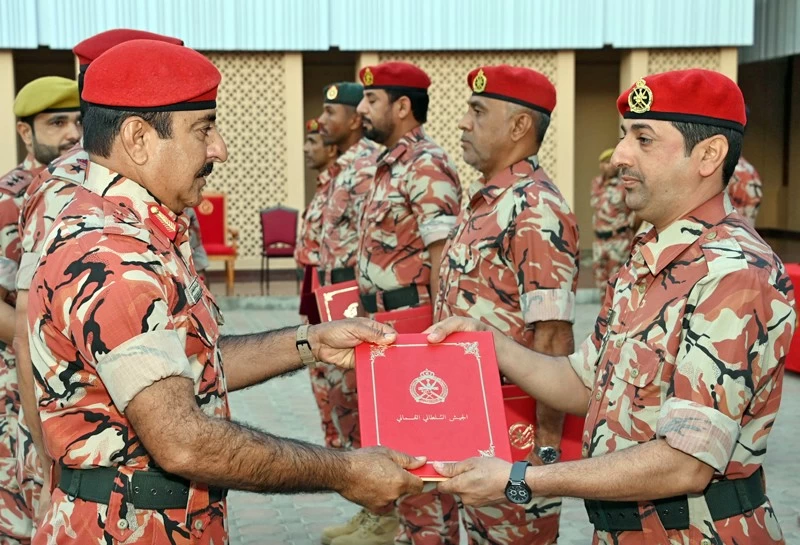 قائد الجيش السلطاني العُماني يُكرّم فريق المسير بالعصا المشارك بالبحرين