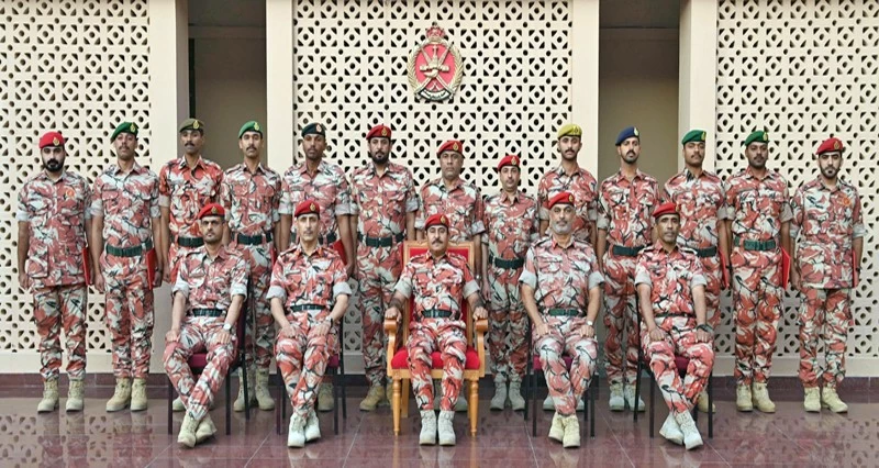 قائد الجيش السلطاني العُماني يُكرّم فريق المسير بالعصا المشارك بالبحرين