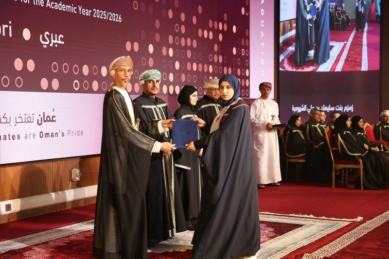 جامعة التقنية والعلوم التطبيقية بعبري تحتفل بتخريج 623 من طلابها