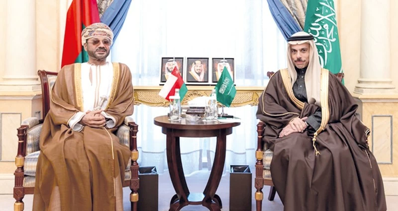 وزير الخارجية يبحث مع نظيره السعودي الأوضاع في اليمن وانعكاساتها على الأمن والاستقرار الإقليمي