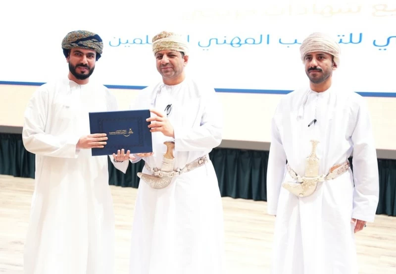 تخريج 900 خريج وخريجة في برامج تدريبية متخصصة بمديرية مسقط