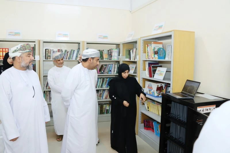 تعليمية شمال الباطنة تتسلم مشروع العربة المتنقلة للحاسب الآلي