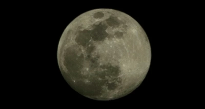 قمر شهر رجب يكتمل بدرًا