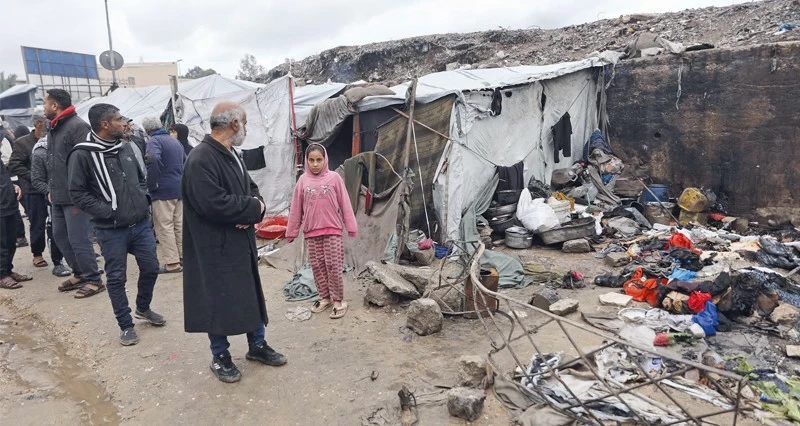 غارات على دير البلح وخان يونس وإطلاق نار شرق غزة .. وأكثر من مليون بحاجة ماسة للإيواء