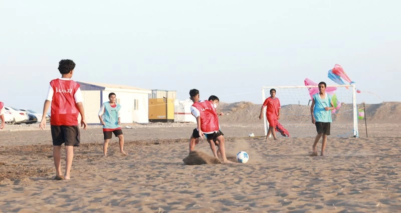 انطلاق الأنشطة والبرامج الرياضية الشاطئية ضمن فعاليات &laquo;ليالي مسقط&raquo; بشاطئ ولاية قريات