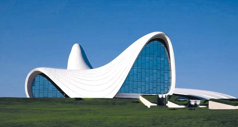 المصورة العمانية غنية المجرفية توثق رحلاتها الثقافية