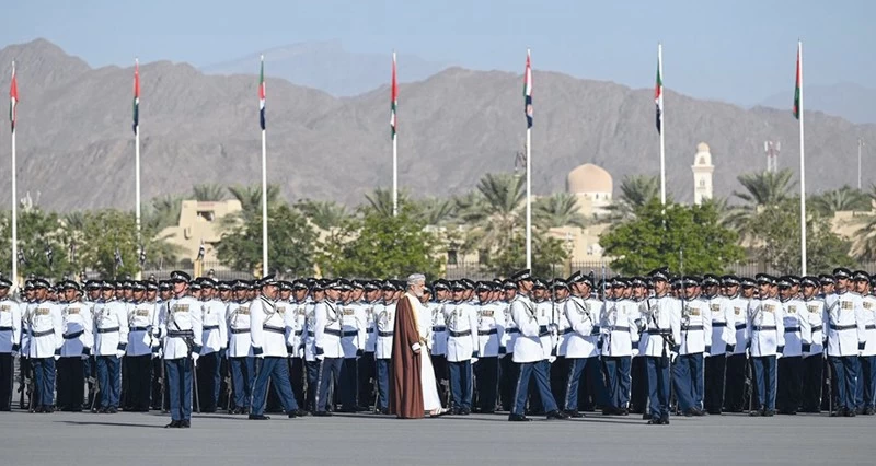 شرطة عمان السلطانية تحتفل بيومها السنوي وتخريج دورات من الضباط المرشحين
