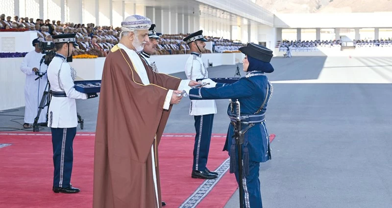شرطة عمان السلطانية تحتفل بيومها السنوي وتخريج دورات من الضباط المرشحين