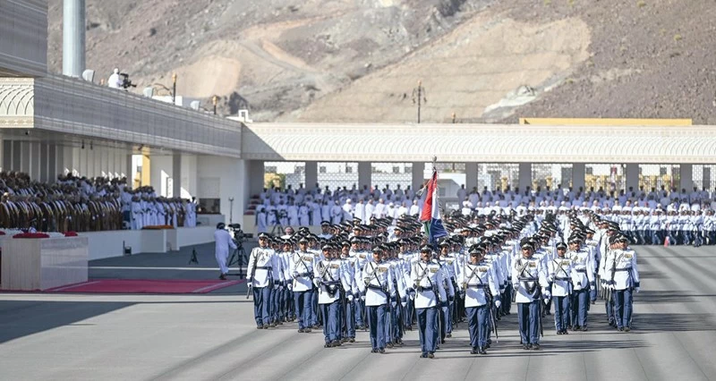 شرطة عمان السلطانية تحتفل بيومها السنوي وتخريج دورات من الضباط المرشحين