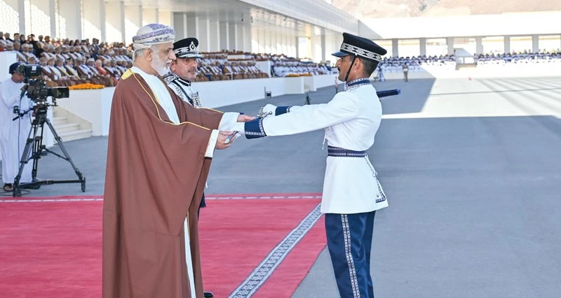 شرطة عمان السلطانية تحتفل بيومها السنوي وتخريج دورات من الضباط المرشحين