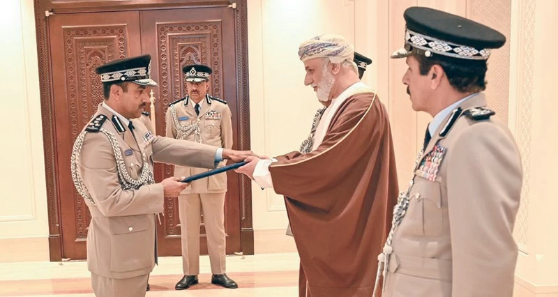 جلالة السلطان ينعم بميدالية الثناء السلطاني على كبار ضباط الشرطة وهيئة الدفاع المدني والإسعاف