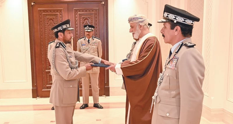 جلالة السلطان ينعم بميدالية الثناء السلطاني على كبار ضباط الشرطة وهيئة الدفاع المدني والإسعاف