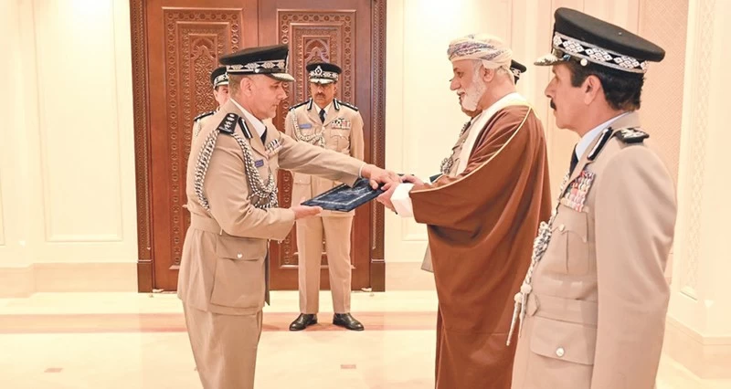 جلالة السلطان ينعم بميدالية الثناء السلطاني على كبار ضباط الشرطة وهيئة الدفاع المدني والإسعاف