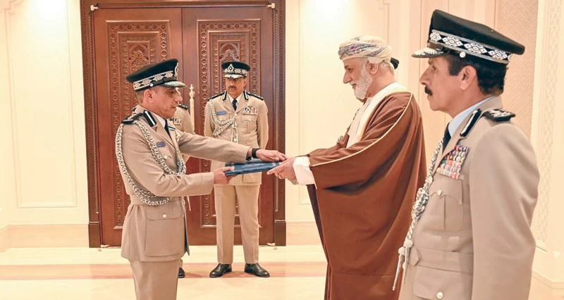 جلالة السلطان ينعم بميدالية الثناء السلطاني على عدد من كبار الضباط بمناسبة يوم شرطة عمان السلطانية