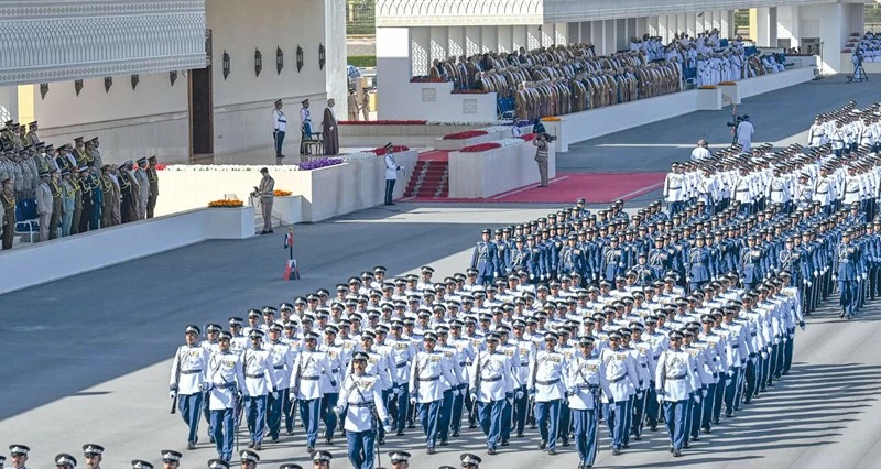 جلالة السلطان ينعم بميدالية الثناء السلطاني على عدد من كبار الضباط بمناسبة يوم شرطة عمان السلطانية