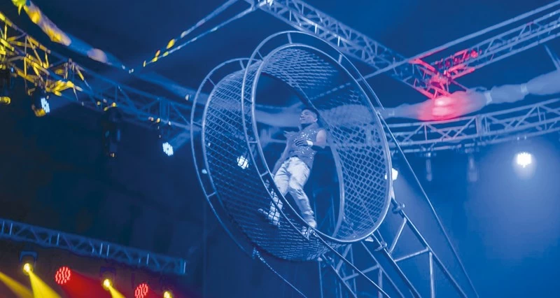 &laquo;ليالي مسقط&raquo; .. عروض سيرك وأكروبات وتجربة بصرية تبهر الزوار