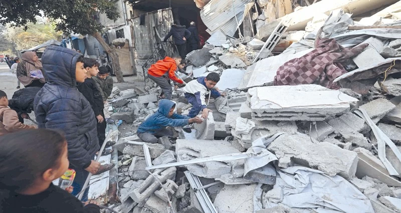 مواصلا خروقات وقف النار .. الاحتلال يمضي فـي نسف المنازل ويمد السيطرة إلى 60% من غزة