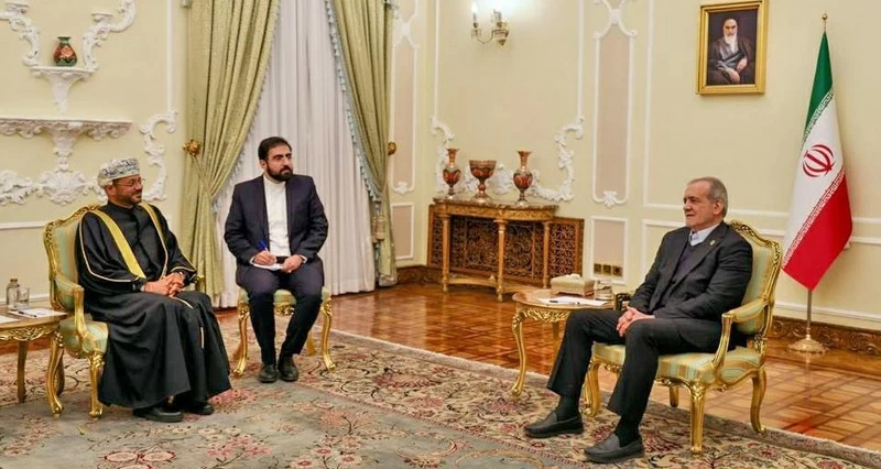 تحيات جلالة السلطان للرئيس الإيراني ينقلها وزير الخارجية .. ومباحثات رسمية تناقش تفعيل آليات التعاون القائمة