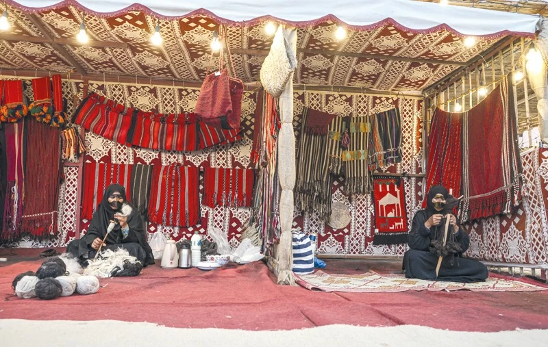 الصناعات الحرفية تجسد أصالة التراث وعبق التاريخ بمهرجان صحار
