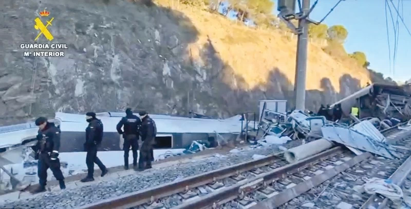 عشرات الوفيات والجرحى فـي تصادم قطارين بإسبانيا