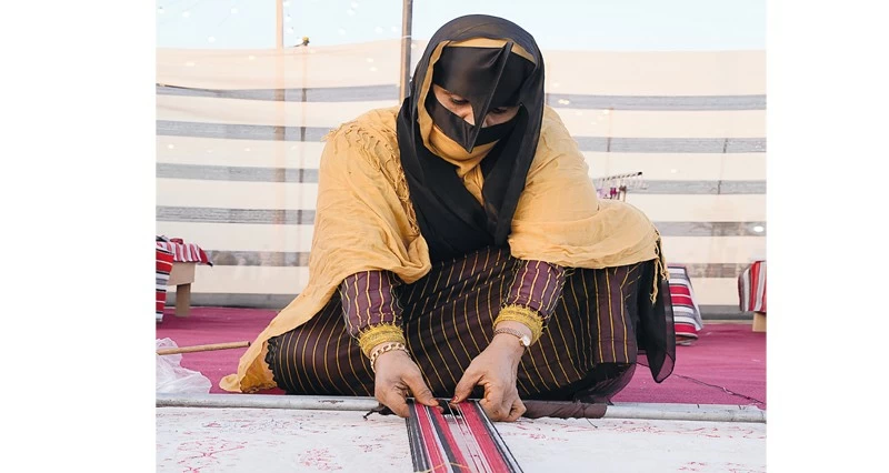 مهرجان مصيرة الشتوي يبرز الأركان التراثية والمشغولات النسائية