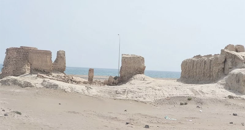 سور الهدادبة .. معلم يترقب الترميم على طريق الباطنة الساحلي بالمصنعة