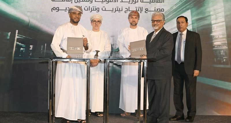 بأكثر من 230 مليون ريال .. توقيع اتفاقيات لتطوير صناعات تحويلية فـي ولايتي صحار وصلالة