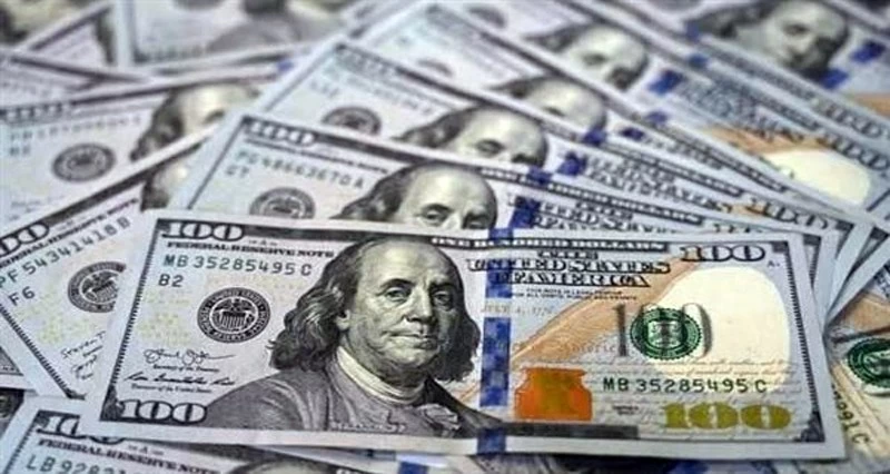 تراجع الدولار إلى أدنى مستوى فـي 4 سنوات