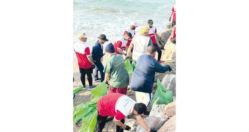 &laquo;شواطئنا مسؤوليتنا&raquo; .. حملة نظافة فـي شاطئ العذيبة