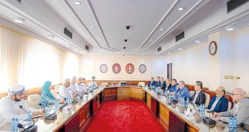 غرفة تجارة وصناعة عمان تبحث مع وفد أميركي تعزيز العلاقات الاقتصادية والتجارية