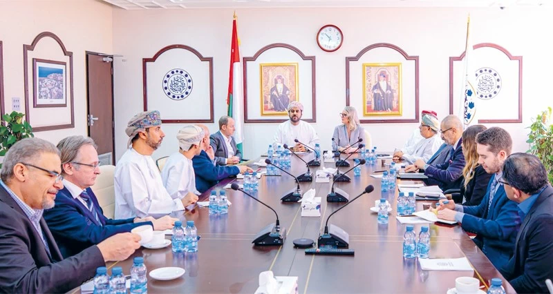 غرفة تجارة وصناعة عمان تبحث مع وفد أميركي تعزيز العلاقات الاقتصادية والتجارية